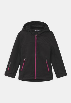 Veste softshell noire avec capuche, dotée de zips et d'accents roses. Elle possède deux poches zippées à l'avant et un tissu texturé.