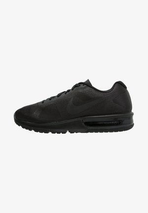 Chaussures de course Nike noires dotées d'une tige en mesh, d'une pointe ronde, d'un système de laçage plat et d'une unité d'air visible dans la semelle noire élégante.