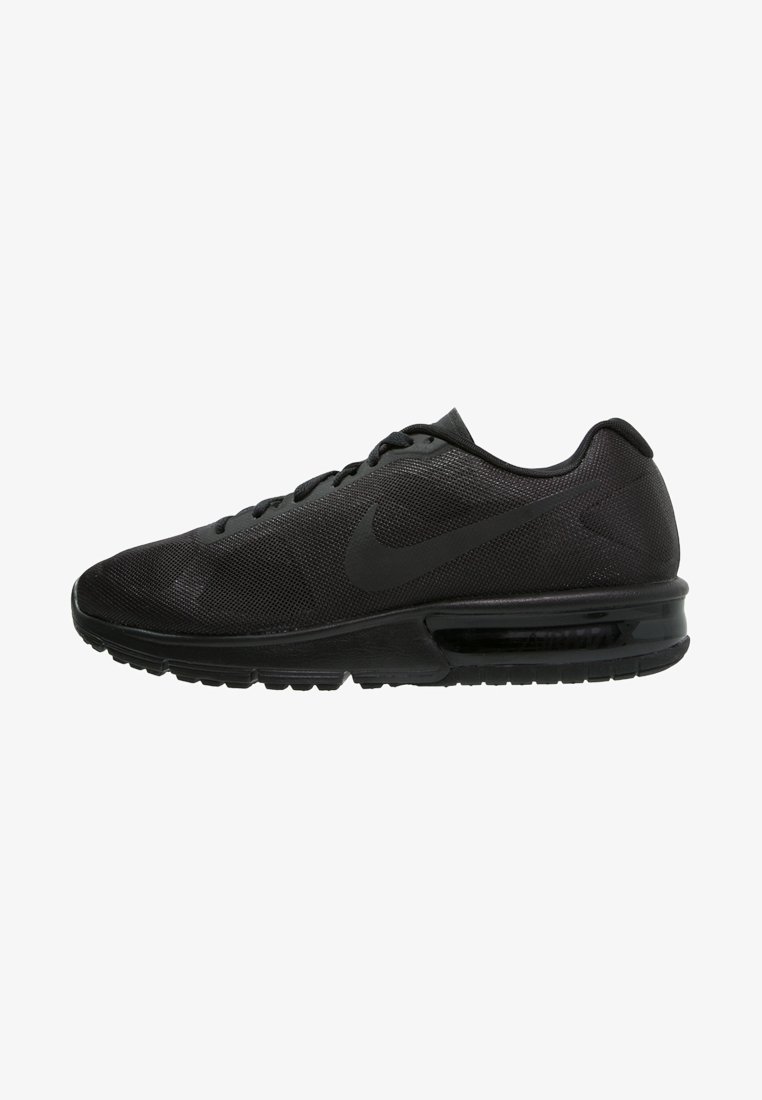 Schwarze Nike Laufschuhe mit einem Mesh-Obermaterial, runder Zehenpartie, flachem Schnürdesign und einer sichtbaren Air-Einheit in der schlanken schwarzen Sohle.