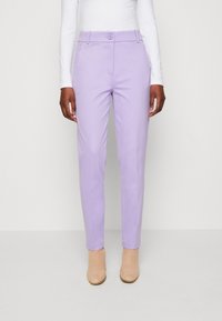 Lila broeken met een rechte snit, knoopsluiting en riemlussen, gecombineerd met beige hakken. Gladde stof zonder zichtbare patronen.