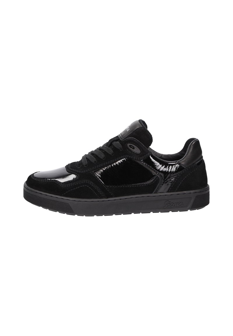 Sneaker noir en cuir verni brillant et en daim lisse, avec une semelle en caoutchouc texturé et des lacets noirs plats.
