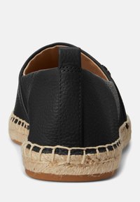 Svart lær slip-on sko med avrundet bakdel, espadrille-lignende jute såle og teksturert overflate. Innvendig har den beige fôr.