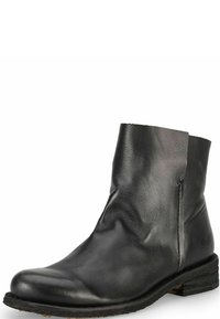 Bottines en cuir noir avec une texture légèrement froissée, bout rond, petit talon empilé, et un design simple sans embellissements.