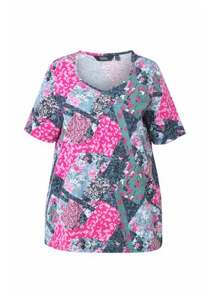 Kurzärmliges T-Shirt mit Patchwork-Design, das pinke, blaue und grüne Blumenmuster auf einem hellen Hintergrund zeigt. V-Ausschnitt und entspannte Passform.