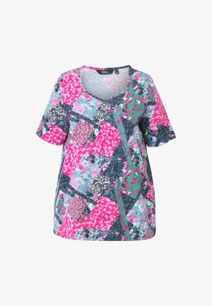 Kurzärmliges T-Shirt mit Patchwork-Design, das pinke, blaue und grüne Blumenmuster auf einem hellen Hintergrund zeigt. V-Ausschnitt und entspannte Passform.