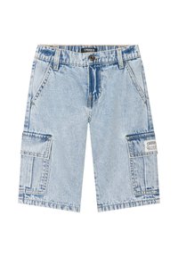 Bermudas de mezcla de algodón en azul claro con corte recto, múltiples bolsillos y una etiqueta en el bolsillo lateral derecho. Tejido texturizado con desgastes.