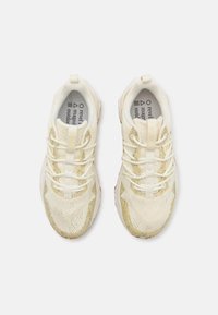 Lichtgele sportschoenen met een ademend mesh bovenwerk, elastische veters, textuuraccenten en een stevige, patronenlopende zool.