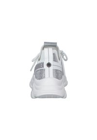 Zapatilla deportiva blanca con parte superior de malla texturizada y detalles en plateado, una asa en el talón y un diseño de suela acolchada.