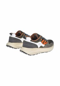 Sneakers grigi e bianchi con tomaia in mesh, dettagli arancioni e suola testurizzata. Presentano una intersuola ammortizzata e design con lacci.