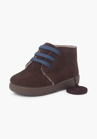 Botín de ante marrón con cordones redondos azules, suela de goma y acabado texturizado. Presenta un portacordones redondo de punto acoplado.
