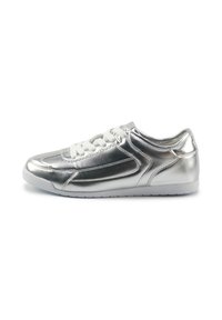 Silberne metallische Sneaker mit weißen Schnürsenkeln, glatter Textur, abgerundeter Zehenpartie und genähten Details an den Seiten. Gummisohle.