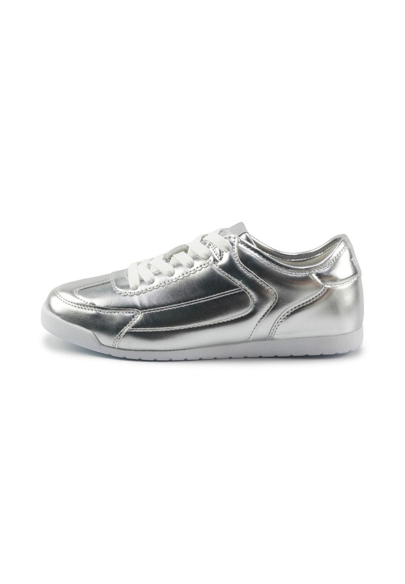 Silberne metallische Sneaker mit weißen Schnürsenkeln, glatter Textur, abgerundeter Zehenpartie und genähten Details an den Seiten. Gummisohle.