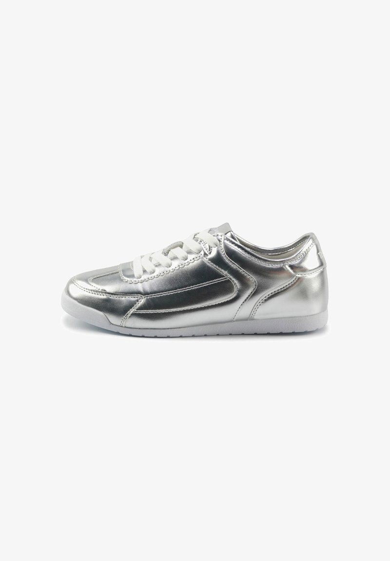 Silberne metallische Sneaker mit weißen Schnürsenkeln, glatter Textur, abgerundeter Zehenpartie und genähten Details an den Seiten. Gummisohle.