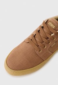Etnies BARGE - Trainers - brown/beige/gum