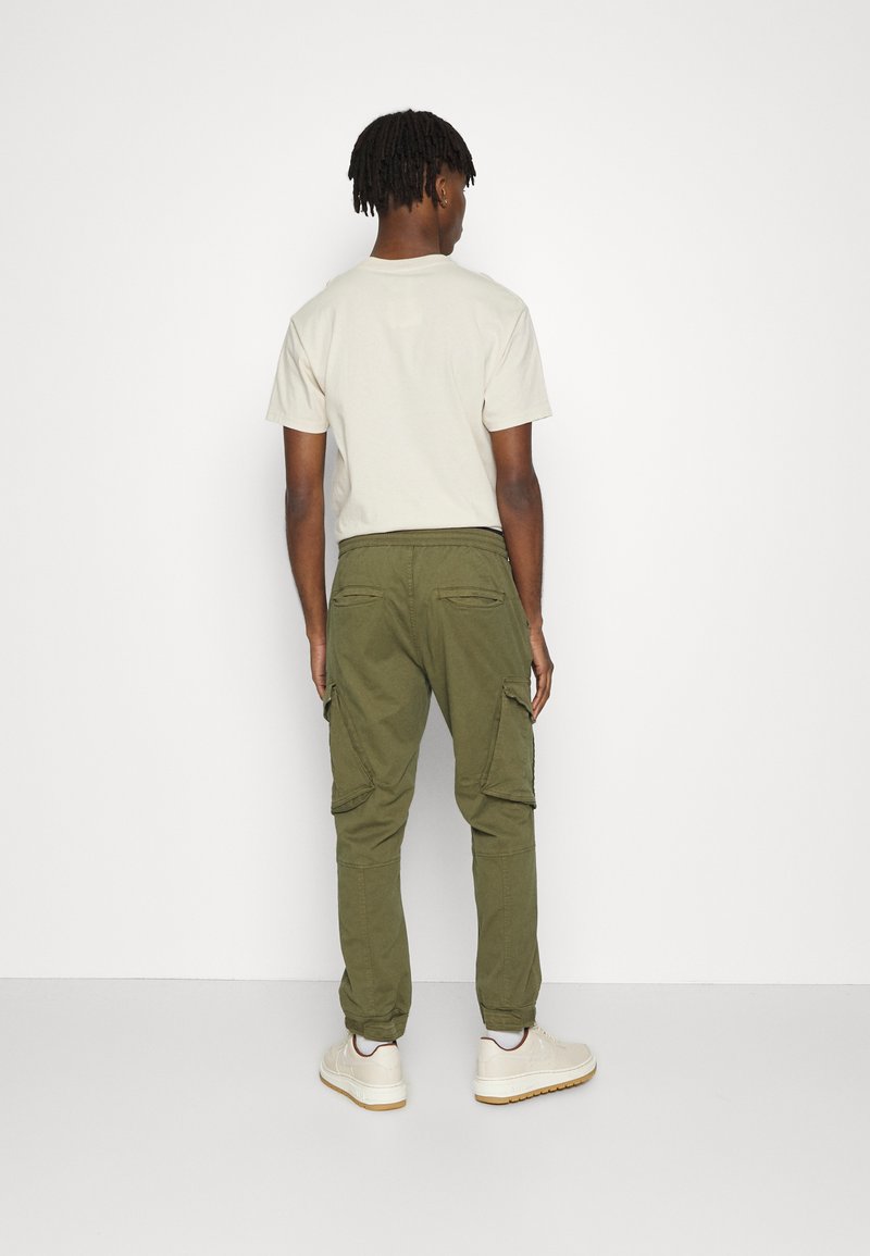 Herren Chinos | Redefined Rebel CALLEN PANTS Cargohose dark olive/khaki - SY70539 Herren Chinos | Redefined Rebel CALLEN PANTS Cargohose dark olive/khaki - SY70539