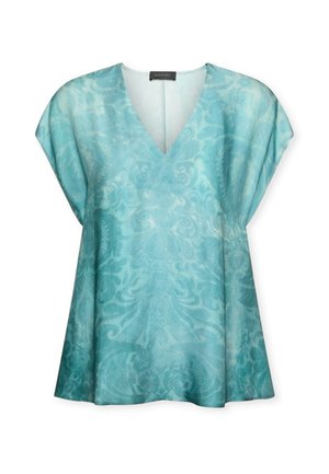 Lyseblå ærmeløs bluse med V-hals og diskret blomstret damaskmønster, løs pasform og bred skulderdækning.
