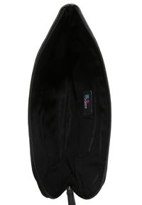 Czarna kopertówka na suwak z gładkim, podszytym wnętrzem i małą, firmową metką. Charakteryzuje się zwężającym się kształtem i brakiem widocznych detali zewnętrznych.