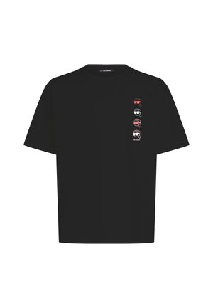 Must musta T-särk, millel on sirge lõige, lühikesed varrukad ja vasakul küljel neljast värvilisest graafilisest disainist koosnev vertikaalne rida.