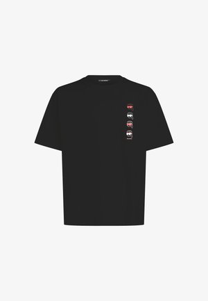 Črna bombažna majica s pravim krojem, kratkimi rokavi in vertikalnim stolpcem štirih barvitih grafičnih oblik na levi strani.