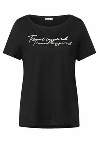 Černé tričko vyrobené z měkké bavlny s kulatým výstřihem a krátkými rukávy. Na přední straně má text "Cestovatelská inspirace" v bílém kurzívním písmu.