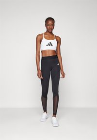 adidas Performance AEROREACT BIG GRAPHIC - Lengvai krūtinę prilaikanti sportinė liemenėlė - white