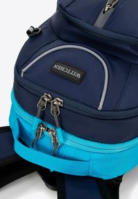 Zaino navy e turchese in nylon, dotato di doppie cerniere, spallacci imbottiti e patch del logo sulla parte frontale superiore.
