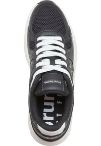 Crne atletske cipele s mrežastim gornjim dijelom, bijelim vezicama i podstavljenim ovratnikom. Istaknuti logo na jeziku i teksturirani detalji sa strane.