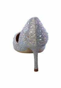 Scarpa con tacco alto argento, con punta affilata, ricoperta di scintillanti strass, con una superficie testurizzata e un sottile tacco a stiletto.