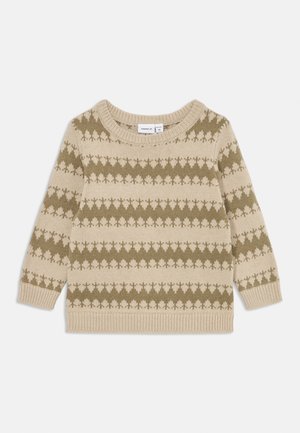 Beige strikkegenser med rund hals, med vekslende horisontale striper av olivengrønne mønstre og ensfarget overflate.