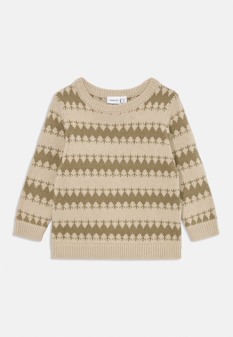 Beżowy sweter z dzianiny z okrągłym dekoltem, z naprzemiennie ułożonymi poziomymi paskami w oliwkowo-zielone wzory oraz jednolitym kolorem na całej powierzchni.
