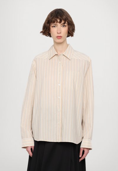Chemise à boutons, en tissu beige clair avec des rayures verticales orange et crème. Comprend une poche poitrine et des manches à poignets.