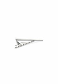 Silverfärgad metall slipsklämma med en triangulär design. Har en platt, polerad yta och ett fjäderbelastat lås för säker fastsättning.