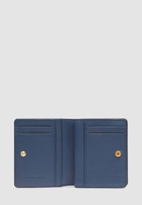 Cartera de cuero azul marino abierta, mostrando múltiples ranuras para tarjetas y cierres de botón a presión dorados en cada lado.