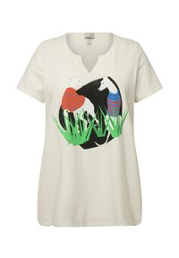 Camiseta de algodón blanca con cuello en V, que presenta un gráfico de dos perros en suéteres coloridos contra un círculo negro, rodeados de hierba verde.