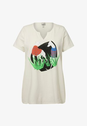 Camiseta de algodón blanca con cuello en V, que presenta un gráfico de dos perros en suéteres coloridos contra un círculo negro, rodeados de hierba verde.
