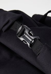 Patagonia FIELDSMITH ROLL TOP PACK UNISEX - Dnevni ruksak - black