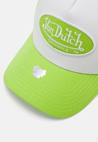 Zaļi un balti beisbola cepure ar izšūtu "Von Dutch Originals" logotipu, kas izceļas ar sudraba akcentu un teksturētu audumu.