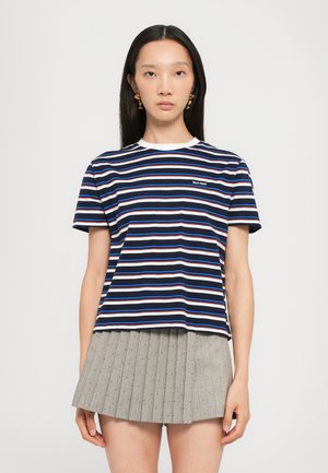 Marinblå och vit randig t-shirt med blåa och röda detaljer, med rund halsringning och korta ärmar. Textlogotyp på bröstet.