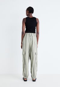 BDG Urban Outfitters PANT - Oldalzsebes nadrágok - green