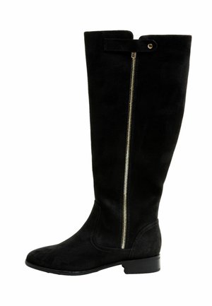 Stivale alto in suede nero con zip laterale e tacco basso, caratterizzato da una fascia con bottone a pressione nella parte superiore.