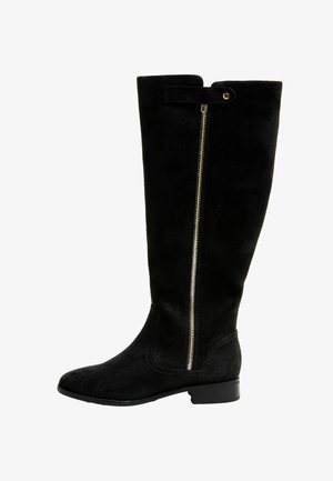 Juodos zomšinės iki kelių batas su šonine užtrauktuku ir mažomis pakulnėmis, su dirželiu ir spaustuku viršuje.