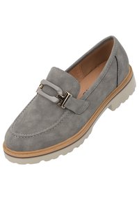 Mocassins en daim gris avec un bout arrondi et une sangle décorative. Présentent une semelle en caoutchouc de couleur claire et des accents en métal.