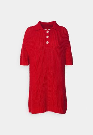 Rdeča pletena majica s poloslogom in kratkimi rokavi, ki ima ribban ovratnik in štiri velike gumbe na dekolteju. Teksturirana tkanina.