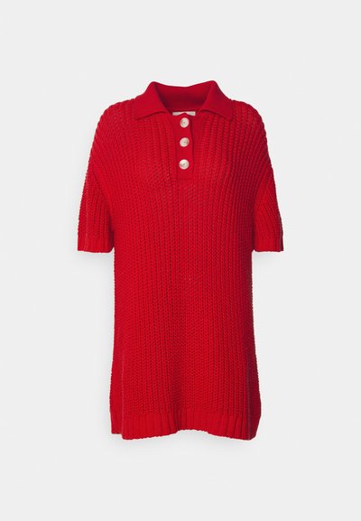 Červený pletený polo top s krátkymi rukávmi, s ribbed golierom a štyrmi veľkými gombíkmi pri výstrihu. Textúrovaná tkanina.