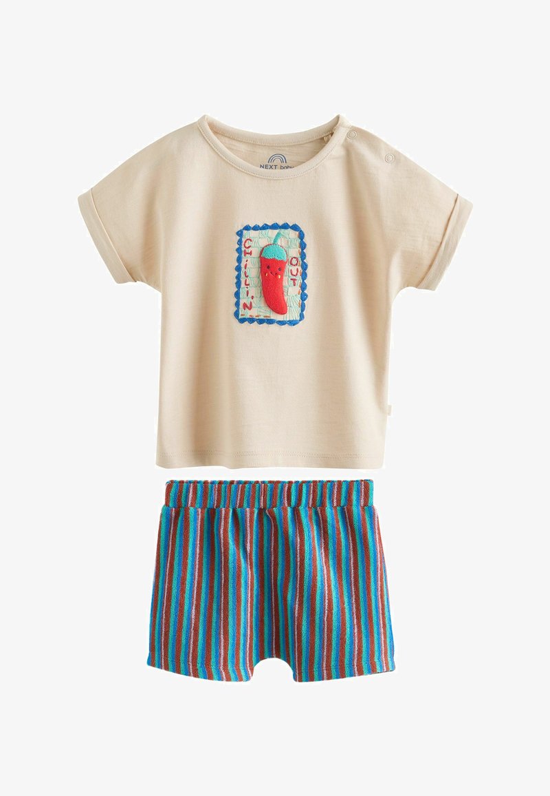 Beige korte mouwen peutershirt met chilipeper patch met tekst "Chillin' Out" gecombineerd met blauw, rood en bruin gestreepte shorts.
