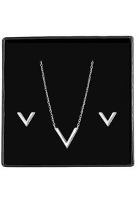 Zilveren sieradenset met een V-vormige hanger ketting en bijpassende V-vormige oorknopjes, weergegeven op een zwarte achtergrond.
