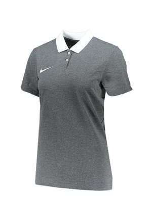 Grijze polo shirt van een gestructureerde stof, met een witte kraag, drie knopen en een klein wit logo op de linkerkant van de borst.