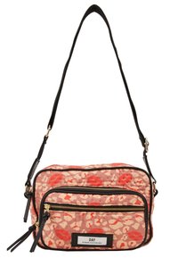 Borsa in tessuto trapuntato rosa con motivo labbra, dotata di due scomparti principali con zip e una tracolla nera regolabile. Inclusi dettagli neri.