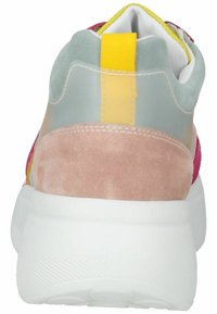 Multifarvet sneaker med ruskind og gennemsigtige sektioner, med en kraftig hvid sål og en gul trækrem ved hælen. Glatte og teksturerede overflader.