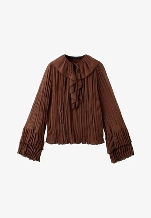Blusa marrón de manga larga con tejido plisado, gran cuello con volantes anudado al frente y puños con volantes en capas.
